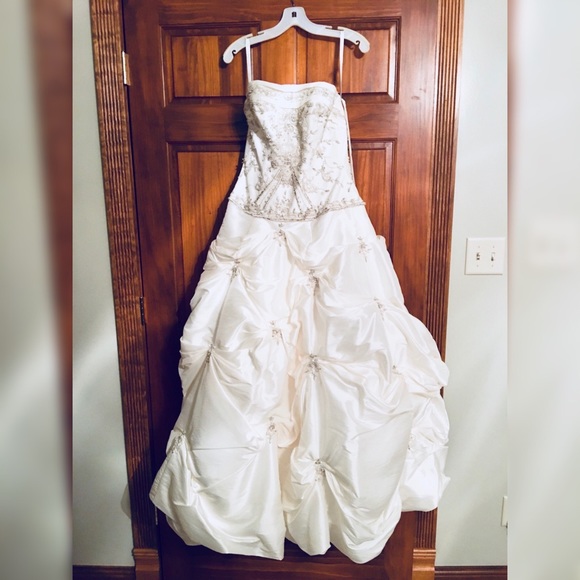 Alfred Angelo Wedding Gown in Ivory - Picture 4 of 11